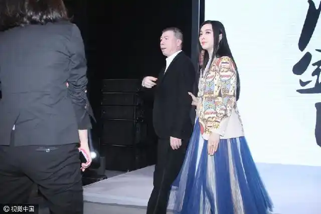 范冰冰被冯小刚拥抱赞胸挺大 当场羞红脸(图)