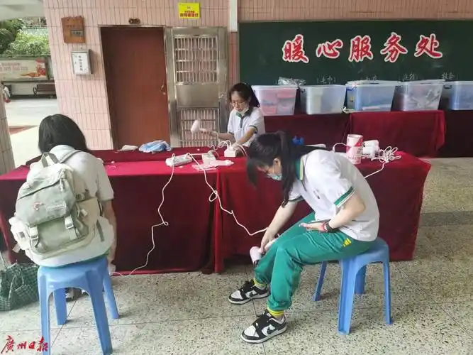 准备了雨伞,雨衣,雨靴,拖鞋,毛巾,吹风机,备用校服等物资,让淋雨的