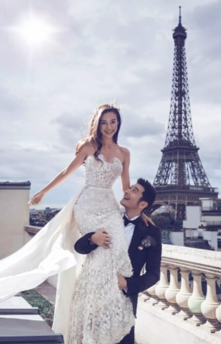 很多人选择在人生的重要时刻把这两次冲动结合起来——拍摄旅拍婚纱照