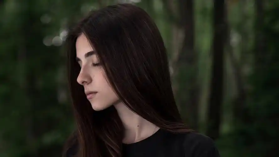 美女,黑色秀发,黑色衣服,闭眼,心情,美女写真桌面壁纸