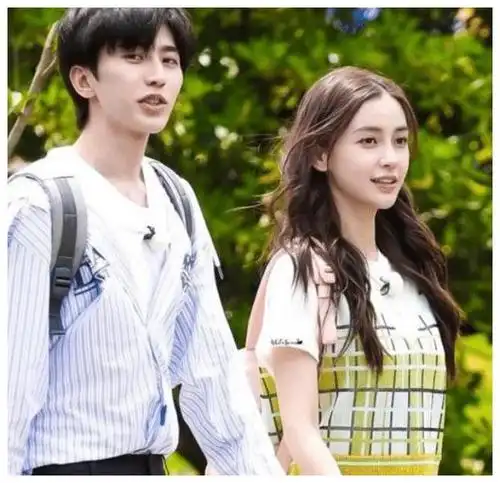 angelababy蔡徐坤恋情曝光两人一起出海游玩双方同坐一条船