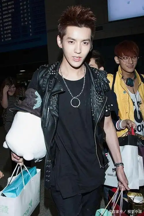 吴亦凡重庆开唱,粉丝惊觉他胖了,网友:颜值依旧,胖点更可爱!