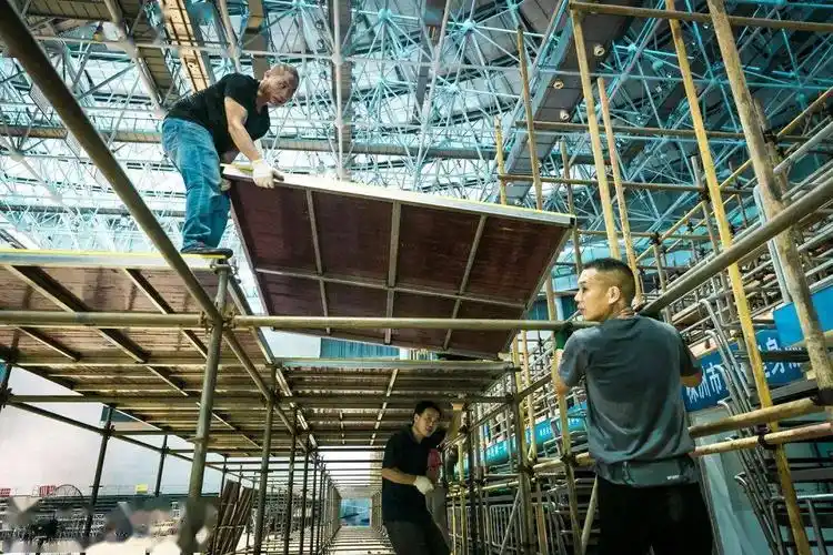 舞美工作人员正在搭建舞台音响灯光舞美工作人员进行设备调试如此震撼