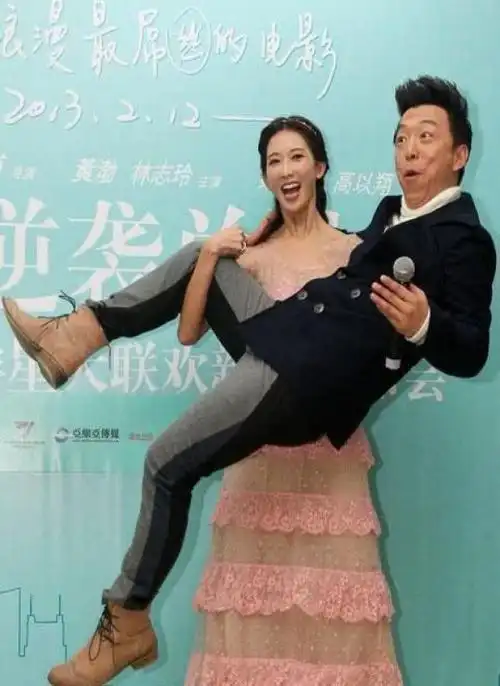黄渤和林志玲做瑜伽林志玲弯腰时黄渤的表现让人点赞