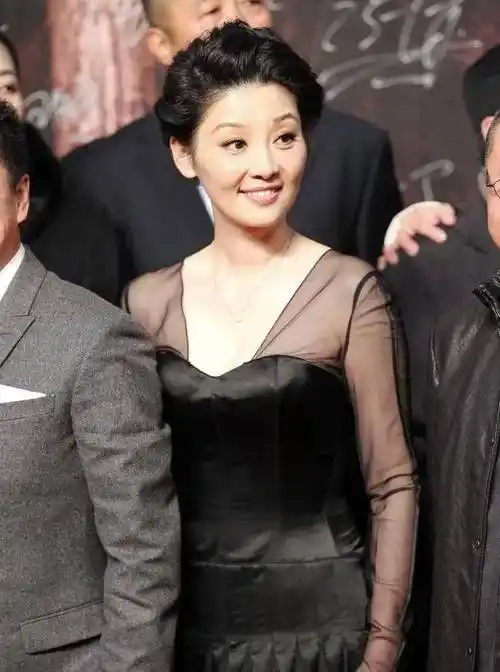 冯小刚真是好福气,55岁徐帆穿透视纱裙秀身材,性感风情不减当年_黑色