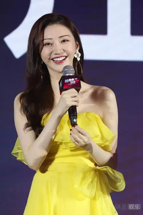 人间富贵花景甜穿亮黄抹胸裙肤白貌美