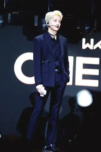 赖冠霖目前处于青春期,个子不停飞蹿,身材仍然偏向少年人式的瘦削