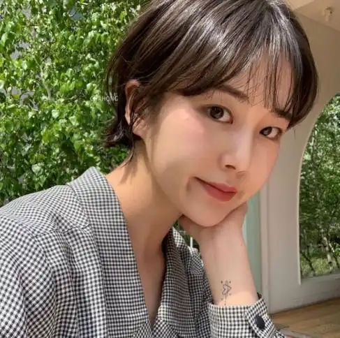 又甜又酷的短发造型推荐(短发烫发发型2021年最新款女图片)