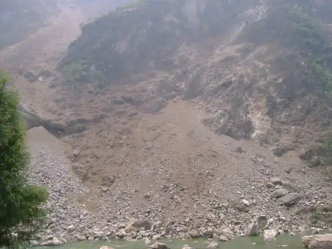 p>滑坡是指斜坡上的土体或者岩体,受河流冲刷, a target="_blank"