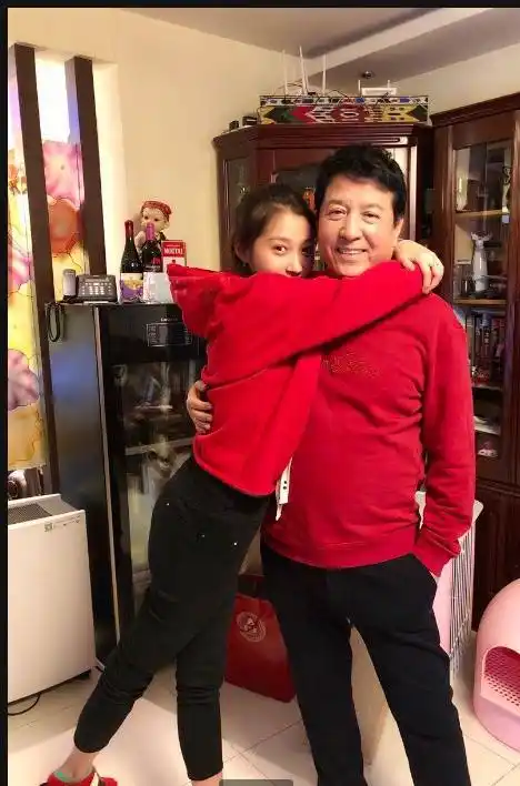 关爸晒与女儿关晓彤合影 好有爱的一对父女520秀了一把父女情