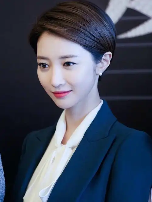 高俊熙 妆容 短发 干练 搭配 高挑 时尚 闵夏莉