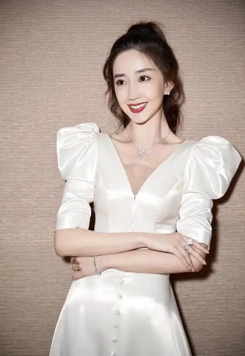 "殷素素"陈欣予气质出众,泡泡袖礼服高贵大气,高扎马尾洋气