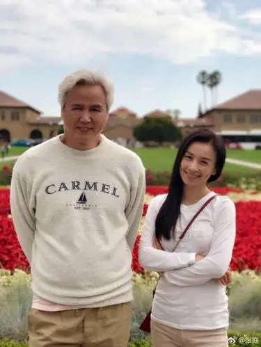 张庭与老公秀恩爱 张庭47岁显年轻林瑞阳略微发福