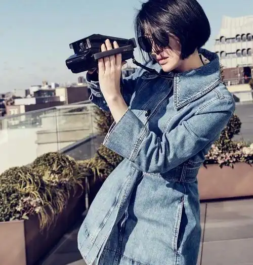 许晴太会赶时髦了,剪了短发一身牛仔打扮,配中筒靴美到骨子里