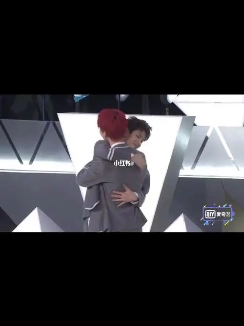 他们拥抱时总会轻轻的拍拍对方的后背皇权富贵