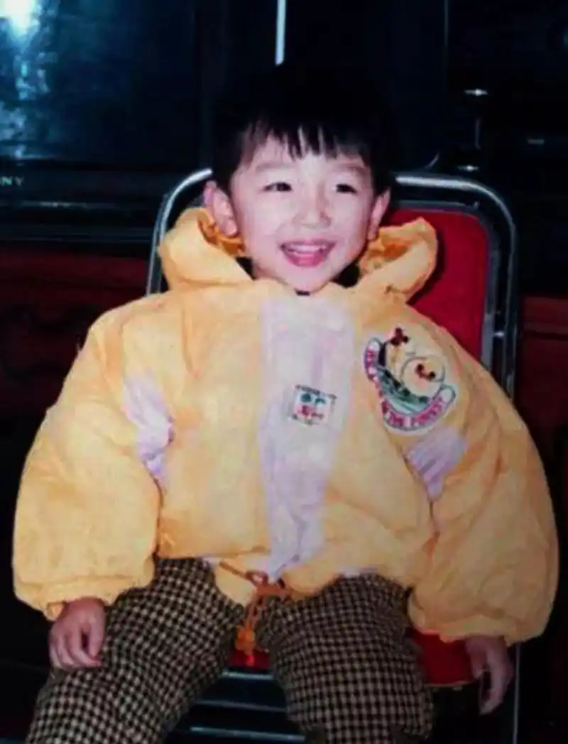 周冬雨的小时候,跟现在比起来,似乎也没多大变化. 唐嫣