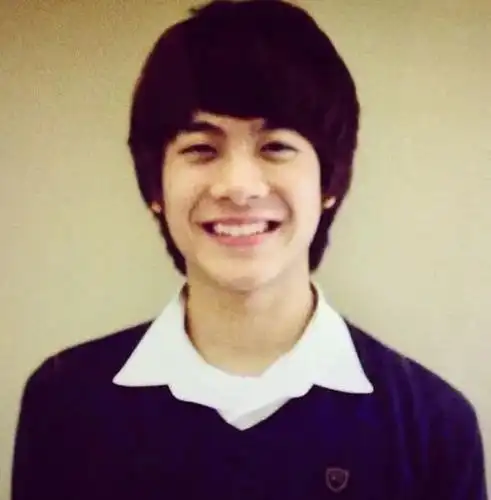 由于继承了父母优秀的基因,王嘉尔小时候就展现出异于常人的运动天赋