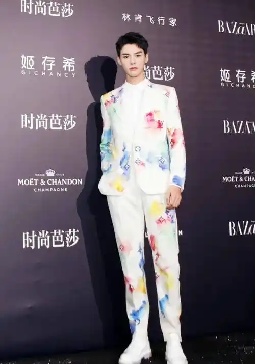 还有这个锁骨和喉结真的简直了.龚俊这次走红毯也是惊艳呀!