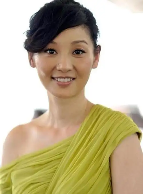 都说徐帆当年是校花,我不信,直到看到她年轻时的照片