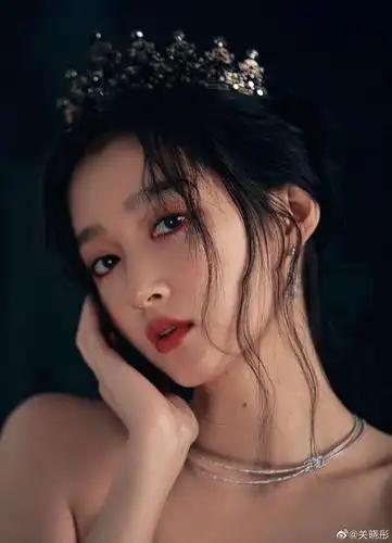 关晓彤这组暗黑系写真超好看啊,她的美貌一直被低估了吧