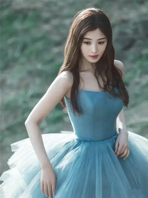 回顾张含韵15岁出道成名后是非不断34岁仍未婚她恨嫁吗