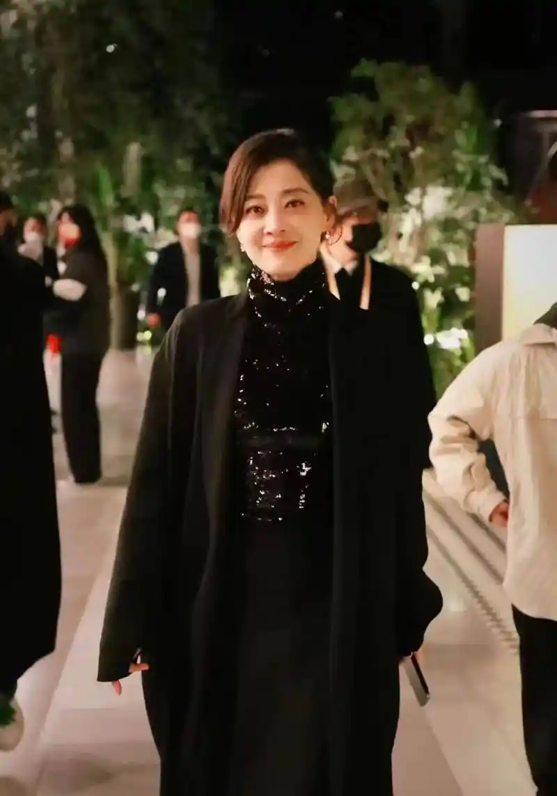 被梅婷"圈粉"了,路人镜头下也很美,让人猜不出真实年纪_气质_风格