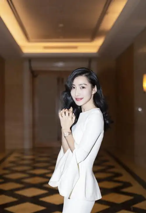 女演员陶昕然极简主义性感写真