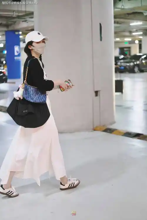 江疏影机场被送儿童节礼物!3套私服穿搭清纯文艺,温柔的女大学生