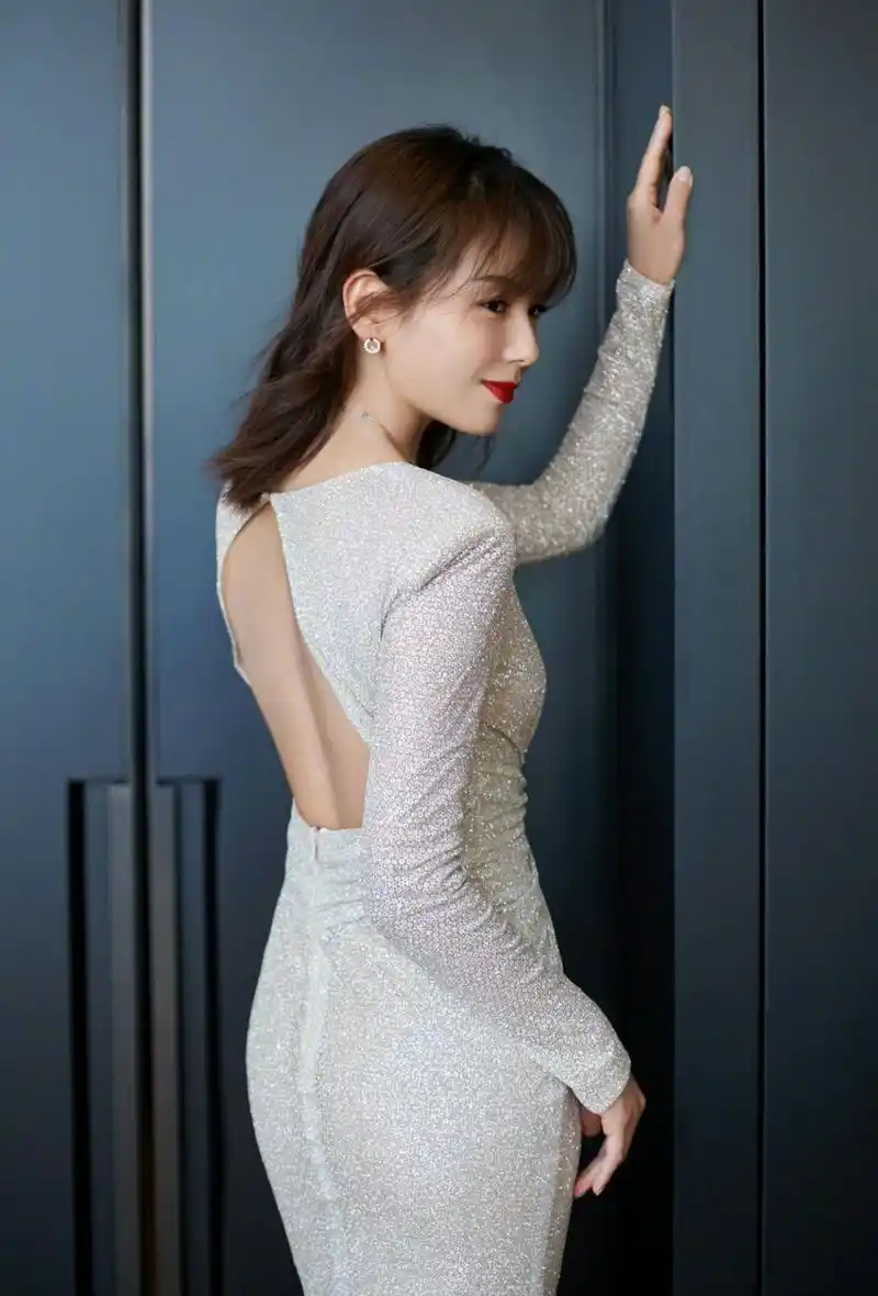 裁剪得体的中长发造型就比较适合刘涛,这样的造型要求裁剪技术很高