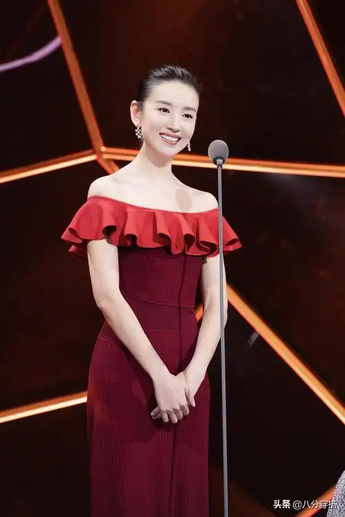 董洁又美出新高度,玫红色t恤搭配棕色长裤随性温柔,美回冷清秋