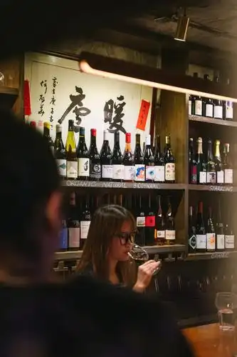 不能出国喝酒他就自己开了一家酒吧还做到行业第一