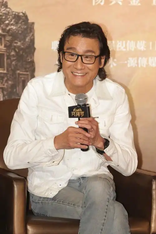 回顾演员梁家辉我这辈子最正确的决定就是娶了一个平凡的妻子