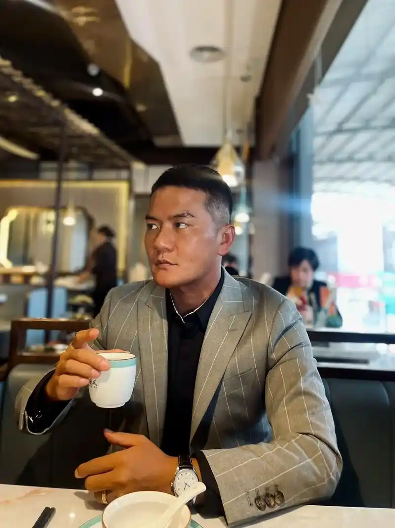 黝黑皮肤谁说不适合西装正装男?反正我挺满意自 - 抖音