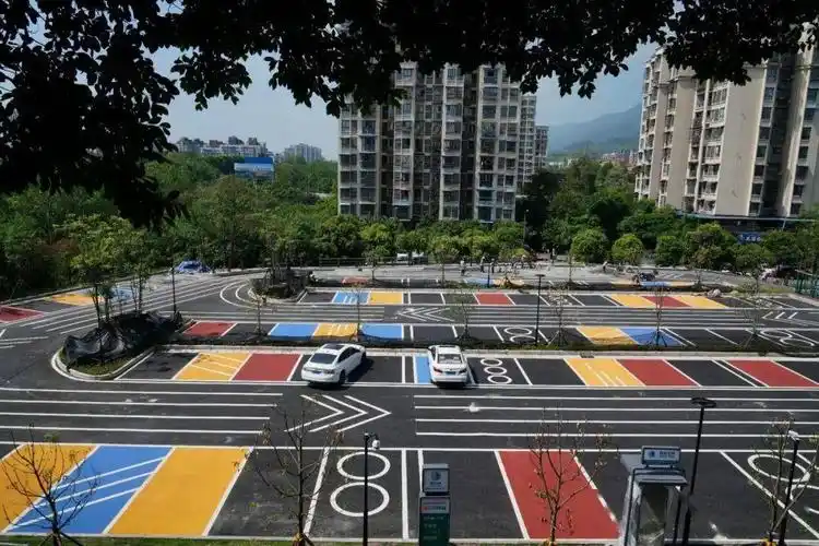 全市首个北碚彩色户外停车场国庆投用