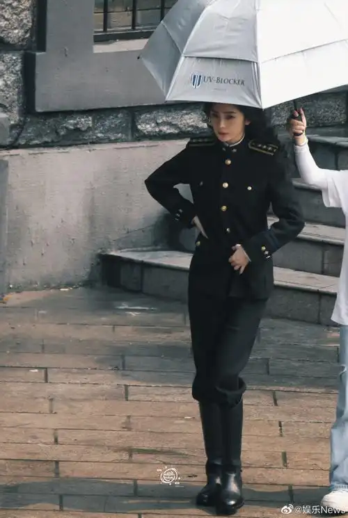 九四四高清饭拍路透#杨幂哈尔滨一九四四关雪军装造型高清饭拍路透有