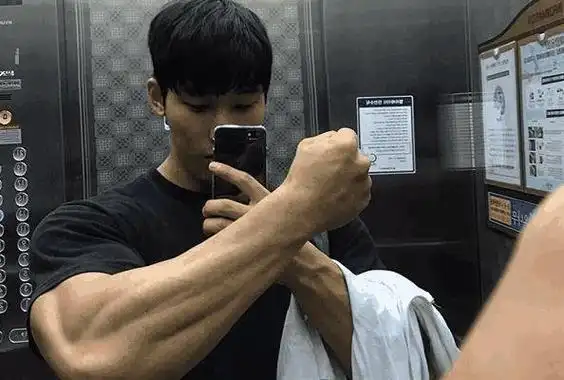 健身者的手臂肌肉与普通男人的手臂肌肉差异有多大