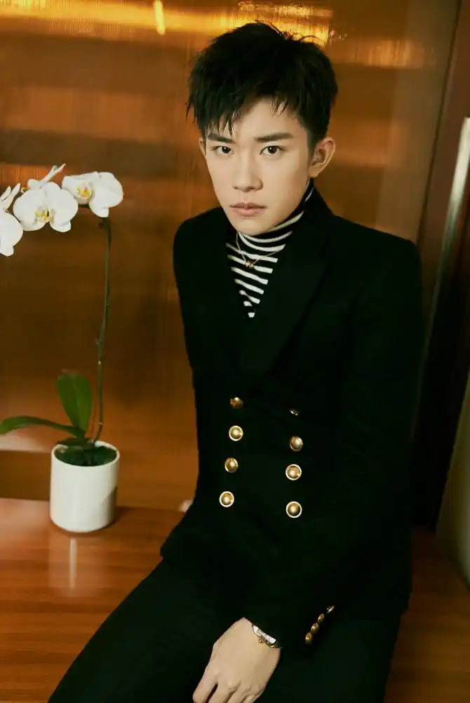 高级脸故事眼!易烊千玺最新写真帅气爆表 温暖高冷随意切换