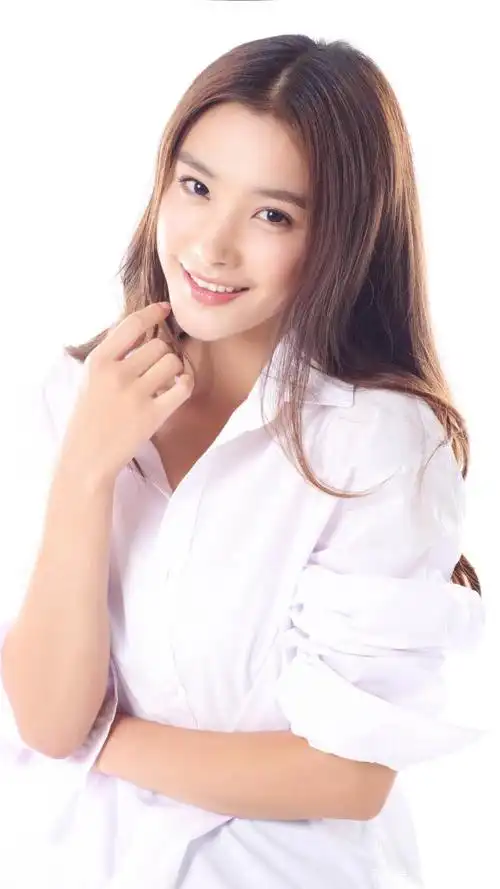 王嵛精美照,颜值清秀,优雅迷人,自信满满