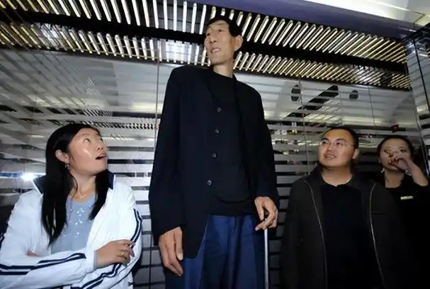 鲍喜顺:中国第一巨人身高超2米,不顾反对执意生子,后来如何?