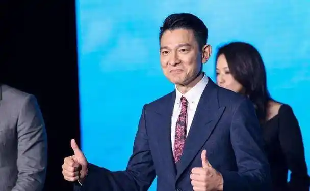 当年刘德华双手颁奖,小鲜肉却单手接奖满脸不屑,他现状如何?