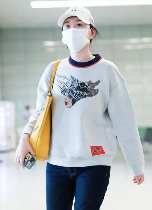 李小冉罕见携丈夫亮相富豪老公显得有些苍老俩人同框像父女