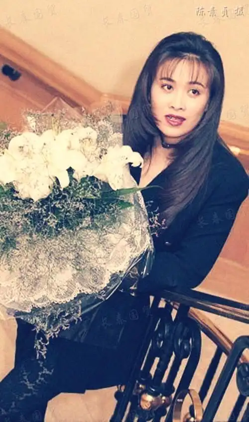 那英25年前青涩旧照曝光,满脸胶原蛋白尽显淑女风