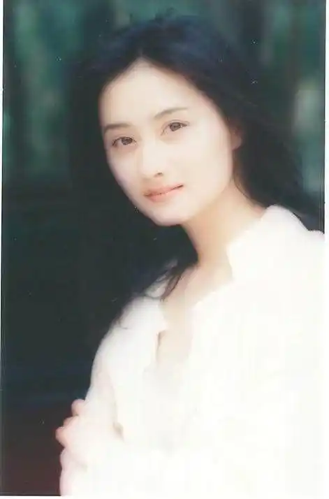 42岁陈德容年轻时旧照曝光,年轻时水灵灵的