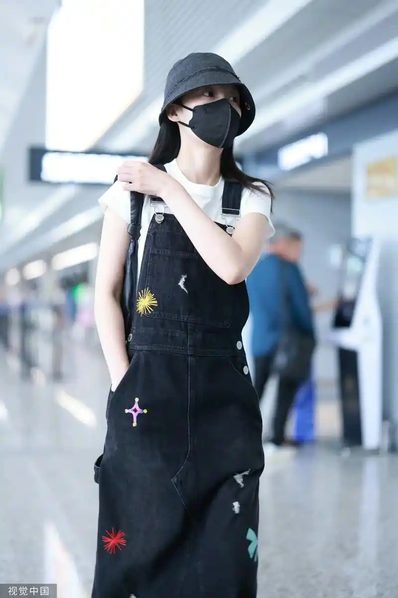 李沁 #机场穿搭 #街拍 #穿出自己的风格 飞香港了,晚上 - 抖音