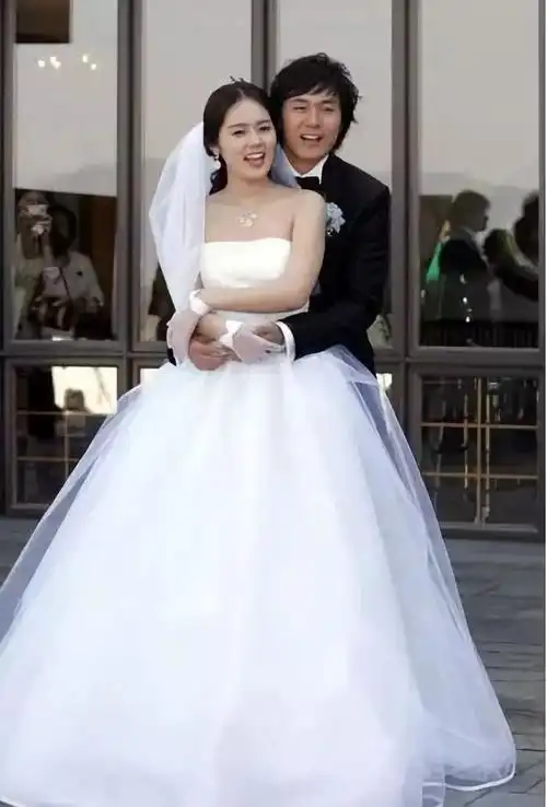 当时他们的婚礼可是受到了超多关注,韩佳人也是许多人心目中的女神呢