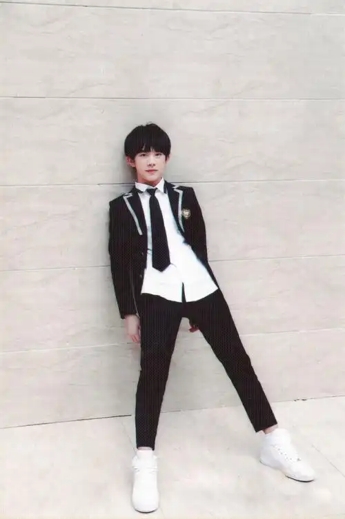 tfboys易烊千玺 生写 校服 校草 颜值爆表
