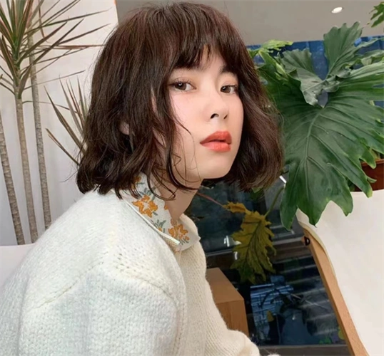 个性短发木马卷发型 俏皮甜酷巨时尚_女生卷发 - 美发站