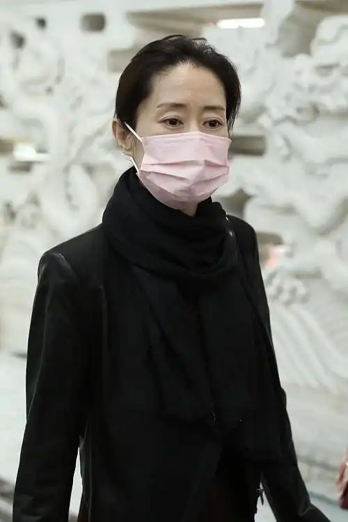 刘敏涛生图素颜状态挺好,厚上衣加围巾挺保暖,提前期|