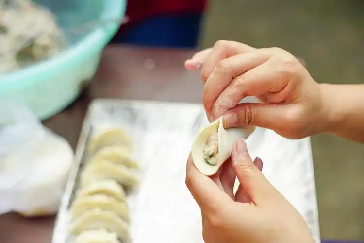 在家包饺子,这几个小技巧一定要学会,包再多也不会粘连破皮
