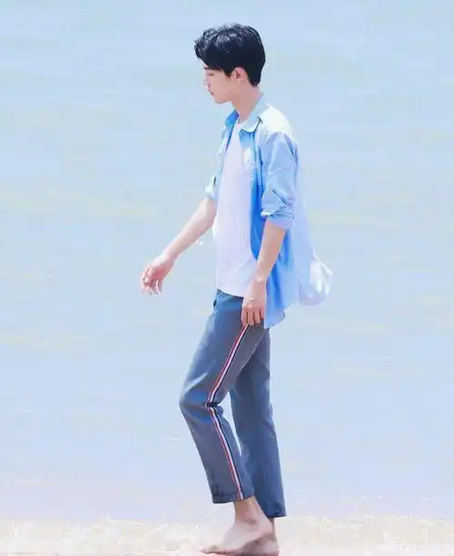 肖战《时尚cosmo》电子刊,赤脚走在海边的听风日系少年!